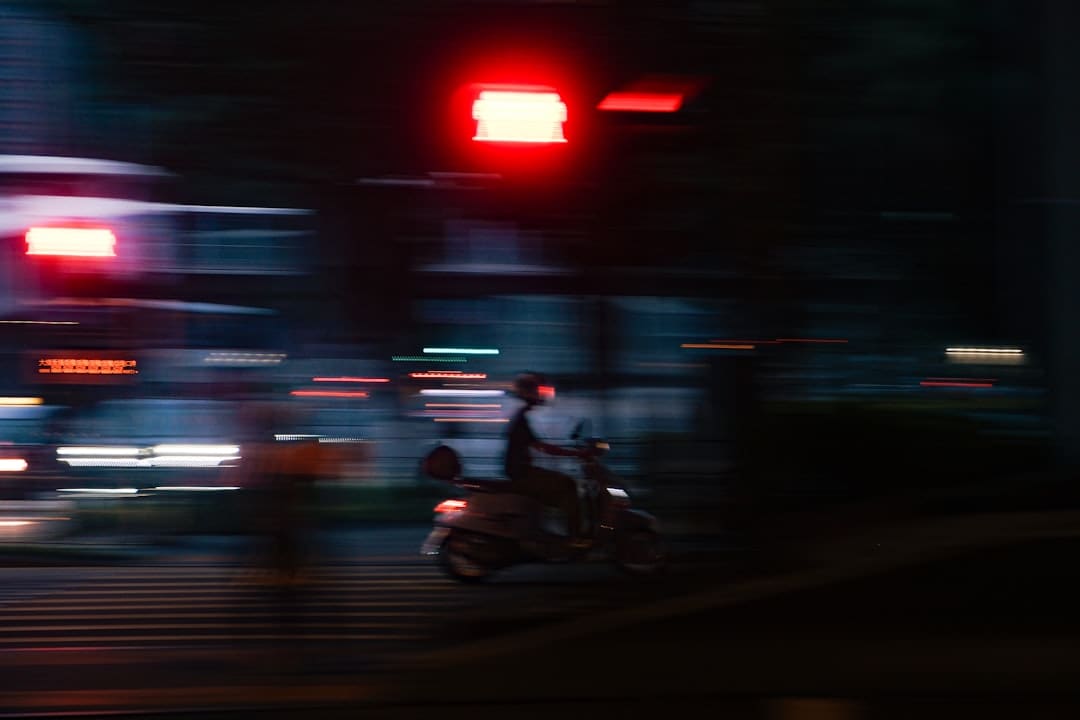 易烊千玺方回应与路人剐蹭 工作狗仔成心制作冲突
